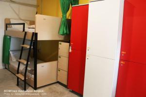 une chambre avec deux lits superposés et une échelle dans l'établissement Bed@Town Hostel, à Bangkok 43 autres photos