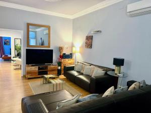 TV a/nebo společenská místnost v ubytování Luxury Central Apartment
