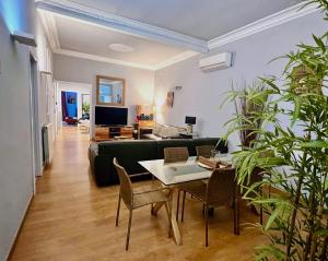 Posedenie v ubytovaní Luxury Central Apartment