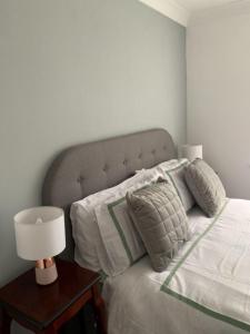 Un dormitorio con una cama con sábanas y almohadas blancas. en Pallister House, en Middlesbrough
