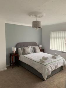 Un dormitorio con una cama grande con dos mesitas de noche. en Pallister House, en Middlesbrough