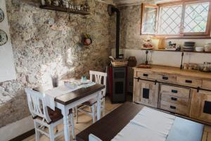Una cocina con una mesa y sillas en una habitación. en Il Nido dei Gufi Bed and Breakfast, en Toscolano Maderno 72 fotos más