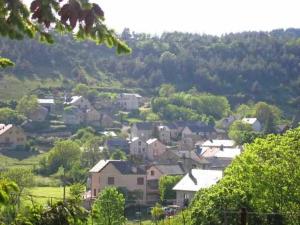 a small town with houses on a hill at Gîte Gîte Agnès 2/3 personnes in Laval-du-Tarn +3 photos