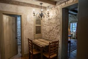 Un comedor con una mesa y una lámpara de araña. en Charming 2BR Getaway Near Fredericksburgs Best Wineries, en Fredericksburg 14 fotos más