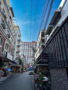 a city street with a tall building in the background at Shwe Ooe Lay Guest House 2 in Pratunam
