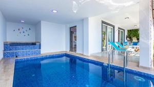 Bazén v ubytování Apartment with Private Pool - 3115 nebo v jeho okolí