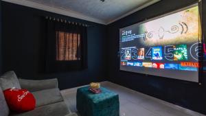 TV a/nebo společenská místnost v ubytování Apartment with Private Pool - 3115