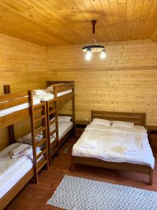 Postel nebo postele na pokoji v ubytování Pensiunea Vânătorul