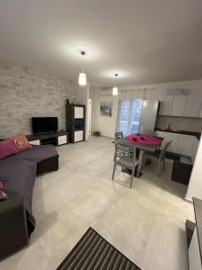 a living room with a couch and a table at La casa di Antovan in Girasole