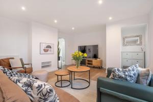 Ruang duduk di Bluebell House - Sleeps 5 - Garden - Parking