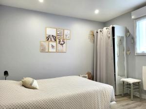 ein weißes Schlafzimmer mit einem Bett und einer Dusche in der Unterkunft La villa Kikifil, bord de mer in Saint-Germain-sur-Ay