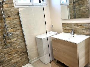 ein Badezimmer mit Toilette, Waschbecken und Dusche in der Unterkunft La villa Kikifil, bord de mer in Saint-Germain-sur-Ay + 30 Fotos