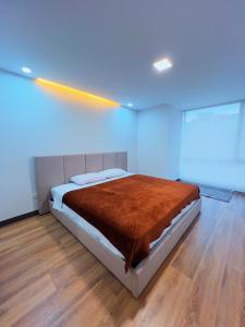 a bedroom with a bed in a blue room at Torre Gante Departamento de Lujo in Quito