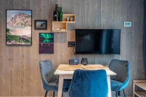Μια τηλεόραση ή/και κέντρο ψυχαγωγίας στο Modern apartment by the sea in Henningsvær