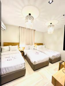 Ліжко або ліжка в номері Rixoss Tower Pyramids View