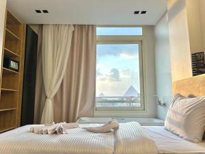 Ліжко або ліжка в номері Rixoss Tower Pyramids View