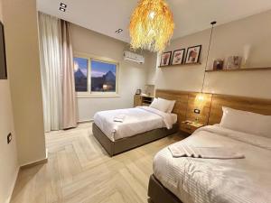 Ліжко або ліжка в номері Rixoss Tower Pyramids View