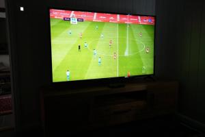 TV a/nebo společenská místnost v ubytování Lofoten panoramic luxury home with sauna