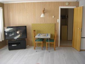 un soggiorno con un tavolino e una TV di Nydelig leilighet i første etage. a Sund