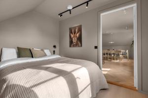 Кровать или кровати в номере Northstay - The Loft - Central Top Floor Apartment with 4 bedrooms