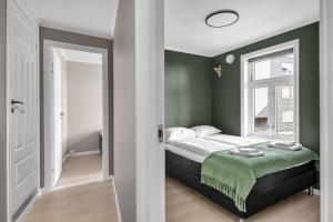 Giường trong phòng chung tại Northstay - The Urban Cityscape, Central & Modern, Sleeps 5