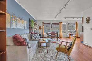 un salon avec un canapé et une table dans l'établissement Cosy top-floor apartment, à Tomasjorda 14 autres photos