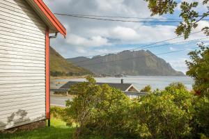 SennesvikにあるNorheim, Nordlandshus i fredelig vikの湖と山の景色を望む家