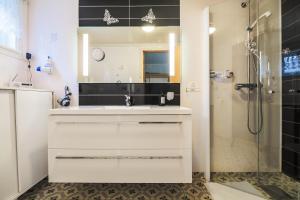 SennesvikにあるNorheim, Nordlandshus i fredelig vikの洗面台とシャワー付きのバスルーム +14枚の写真