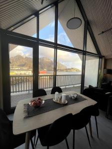 tavolo da pranzo con vista sulle montagne di Rorbuleilighet i toppetasjen i Henningsvær a Henningsvær