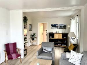 Ruang duduk di Koselig nyrestaurert hus med flott utsikt!