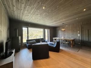a living room with a couch and a table at Fjellnest Hemsedal in Hemsedal