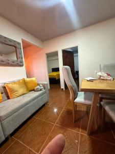 una sala de estar con un sofá y una mesa en Apartamento #1, en Puerto Colombia