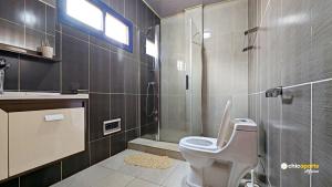 une salle de bain avec toilettes, douche et lavabo dans l'établissement chic apart with parking and gym, à Djoungolo 21 autres photos