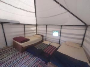Voodi või voodid majutusasutuse Camp Qasoor toas