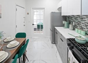 Η κουζίνα ή μικρή κουζίνα στο Evergreen Stay Apt 20 Min to NYC +9 φωτογραφίες