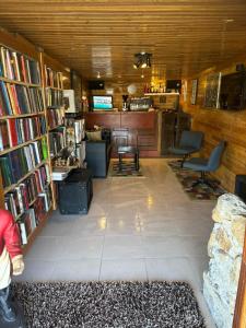 una stanza con diversi scaffali di libri in una biblioteca di Casa Ana a Redondela