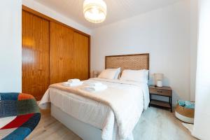 a bedroom with a large bed with a wooden headboard at Martin´s Place 80 Mts To Beach in Fuengirola