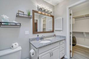 Ванная комната в Country Getaway near Savannah +26 фотографий