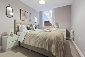 バーミンガムにあるBelgravia Quarters Ltdの大きなベッドと窓のある寝室