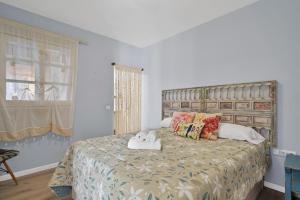 Un dormitorio con una cama con dos toallas encima. en Bonita casa adosada en esquina, en Marbella 20 fotos más