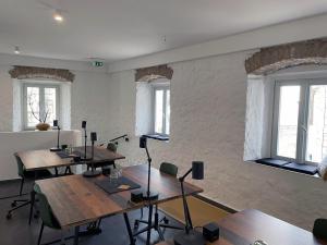 Khu vực hỗ trợ khách đi công tác/phòng hội thảo tại KLARA Studio Apartment, old town house, SEA VIEW