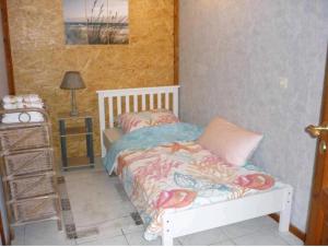 a bedroom with a bed and a table with a lamp at Haus am Kirschbaum in Sieverstedt