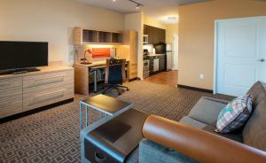 ブルーミントンにあるTownePlace Suites by Marriott Minneapolis near Mall of Americaのソファと薄型テレビのあるリビングルーム