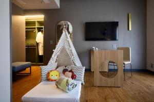 a childs room with a bed with a dog house at Clarion Faria Lima in São Paulo
