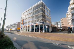 een groot gebouw op een straat in een stad bij easyHotel The Hague Scheveningen Beach in Scheveningen