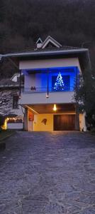 a house with a christmas tree on the side of it at Villa Rosetta Tra lago e monti in Pescate