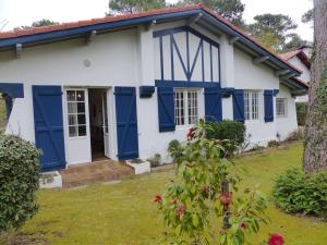 dom z niebiesko-białą farbą w obiekcie Villa LA TEIGNOUSE entre lac et océan terrasse et jardinet pour 6 personnes w mieście Soorts-Hossegor