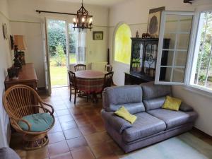 salon z kanapą i stołem w obiekcie Villa LA TEIGNOUSE entre lac et océan terrasse et jardinet pour 6 personnes w mieście Soorts-Hossegor