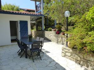 Ogród w obiekcie Villa LA TEIGNOUSE entre lac et océan terrasse et jardinet pour 6 personnes