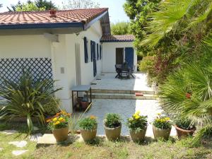 Ogród w obiekcie Villa LA TEIGNOUSE entre lac et océan terrasse et jardinet pour 6 personnes